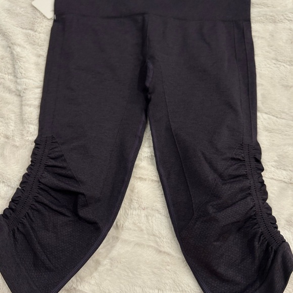 Lululemon In The Flow 16” inseam size 8 - Picture 1 of 2
